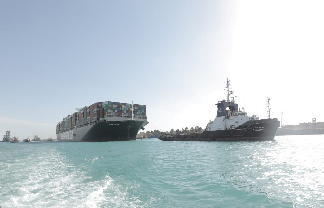 Tàu Ever Given nhẹ nhàng lướt trên mặt nước sau khi thoát khỏi tình trạng mắc cạn ngày 29-3-2021 ở kênh Suez. Ảnh: Reuters	