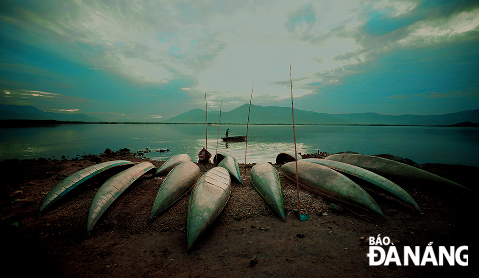 After a night of going fishing, fishermen's boats are usually neatly lined up ashore.