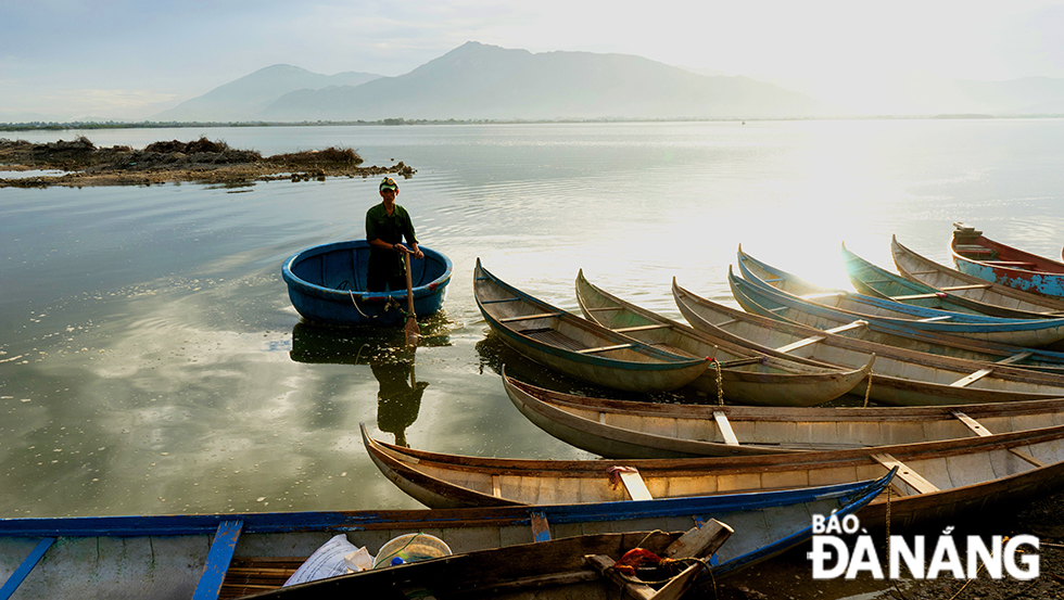  In addition to long boats with distinctive designs, fishermen usually use coracles for fishing.