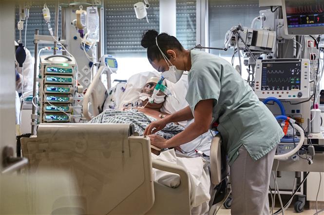 Nhân viên y tế điều trị cho bệnh nhân COVID-19 tại một bệnh viện ở ngoại ô Paris, Pháp ngày 1/4/2021. Ảnh: AFP/TTXVN