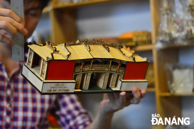 In addition to models of Da Nang, Binh makes miniatures of Hoi An, Da Lat, Hue and other Vietnamese localities. Here is a model of the emblematic Cau (Bridge) Pagoda of Hoi An