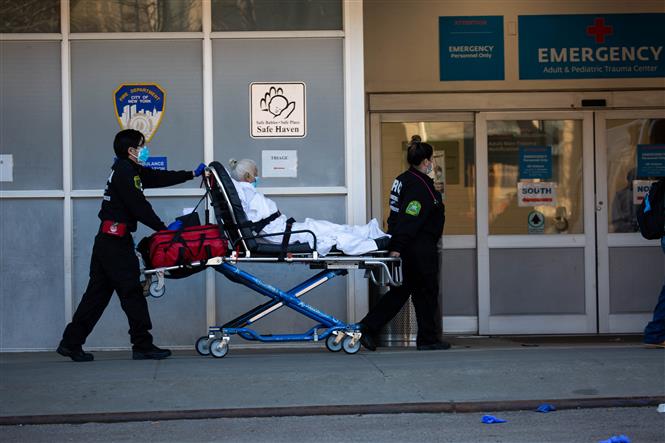 Nhân viên y tế chuyển bệnh nhân Covid-19 tới trung tâm y tế Maimonides ở New York, Mỹ, ngày 8-3-2021. Ảnh: THX/ TTXVN