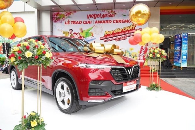 After more than two months of the exciting promotion “Fly high, win a car, enjoy the festive season, Let’s Vietjet!”, the campaign has found out the winner of the Vinfast car prize. (Photo: Vietjet)