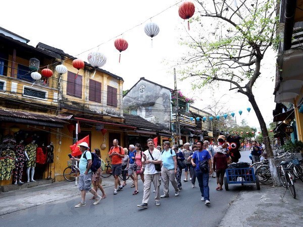 Foreign tourists in Hoi An (Photo: VNA)