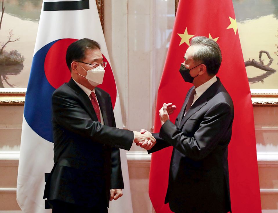 Ngoại trưởng Hàn Quốc Chung Eui-yong (trái) gặp gỡ người đồng cấp Trung Quốc Vương Nghị tại thành phố Hạ Môn, đông nam Trung Quốc. Ảnh: Yonhap