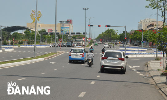 The intersection at the western end of Tien Son Bridge has been renovated and put into use, contributing to reducing traffic accidents.