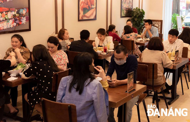 F&B businesses are focusing on restructuring themselves and finding new development directions to adapt to the changing market trends. Diners are pictured enjoying meals at a Thai Market restaurant.