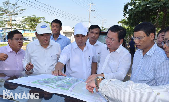 Phó Bí thư Thường trực Thành ủy, Chủ tịch HĐND thành phố Lương Nguyễn Minh Triết; Phó Chủ tịch HĐND thành phố Lê Minh Trung và Phó Chủ tịch Thường trực UBND thành phố Hồ Kỳ Minh kiểm tra, làm việc với các đơn vị liên quan về quy hoạch dự án Bến xe phía bắc thành phố.