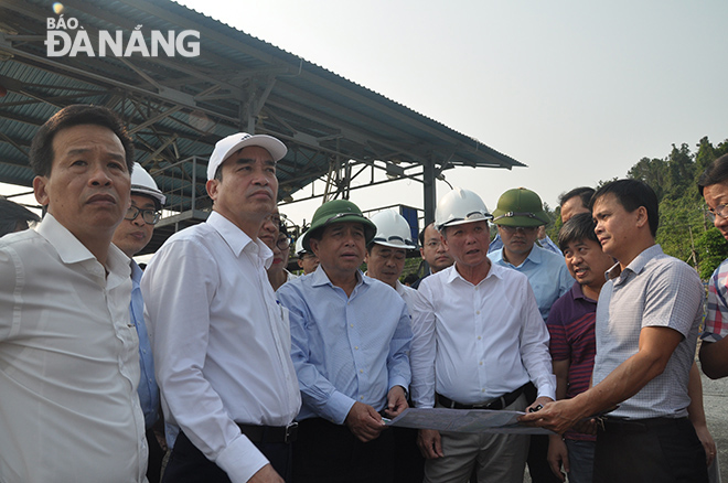 Bộ trưởng Bộ KH&ĐT Nguyễn Chí Dũng (ngời đội mũ cối) cùng đoàn công tác kiểm tra thực tế dự án xây dựng Bến cảng Liên Chiểu. Ảnh: THÀNH LÂN
