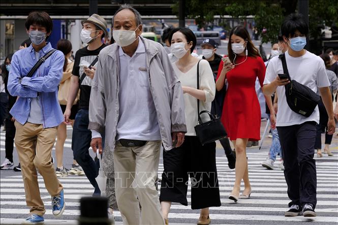 Người dân đeo khẩu trang phòng dịch COVID-19 ở Tokyo, Nhật Bản ngày 31/3/2020. Ảnh: AFP/TTXVN