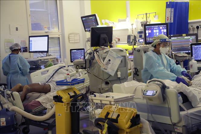 Nhân viên y tế chăm sóc bệnh nhân COVID-19 tại một bệnh viện ở London, Anh ngày 27/1/2021. Ảnh: AFP/TTXVN