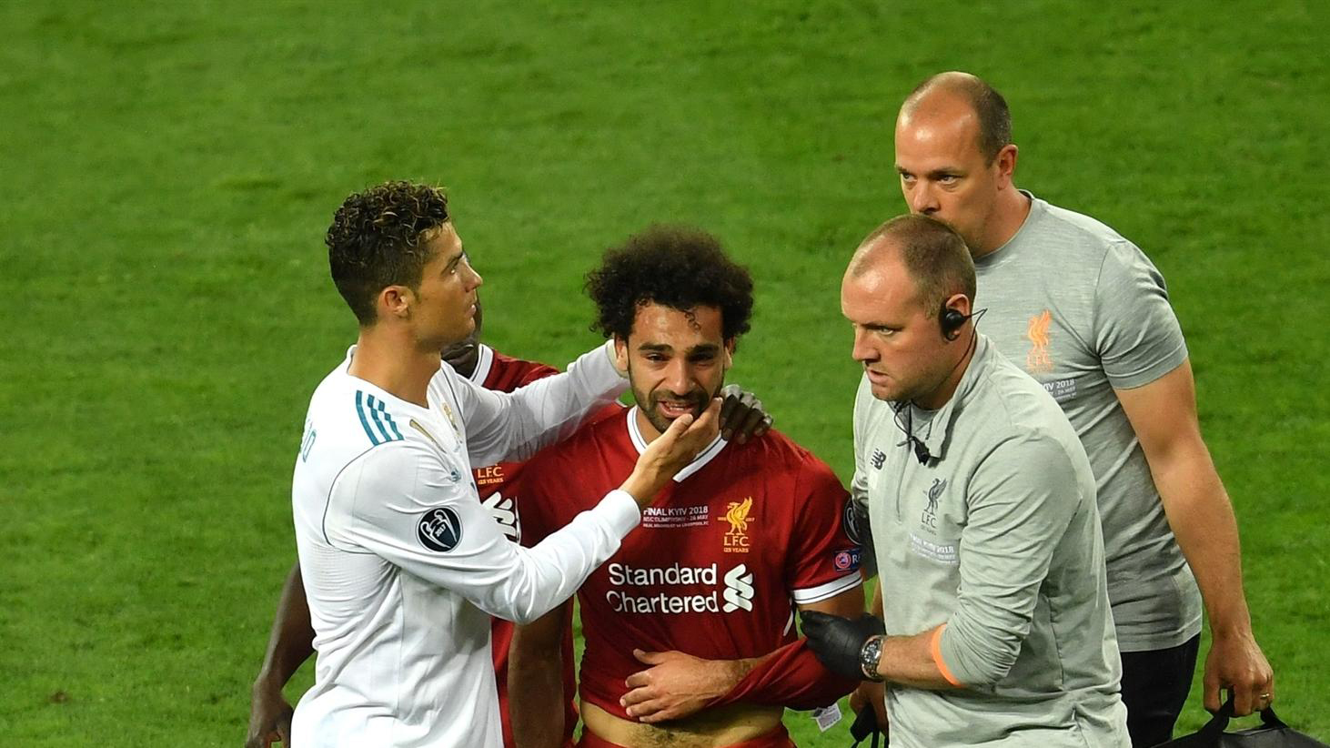 Mohamed Salah (áo đỏ) rời sân trong nước mắt, với sự chia sẻ của C.Ronaldo (áo trắng) trong trận chung kết UCL 2017-2018. 						               Ảnh: UEFA