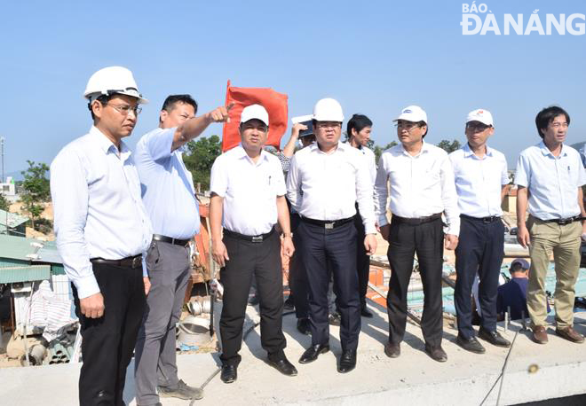 Da Nang Party Committee Standing Deputy Secretary cum People’s Council Chairman Luong Nguyen Minh Triet (3rd from left) during his inspection visit to the Hoa Vang District-based construction site of the first stage of the Hoa Lien Water Plant