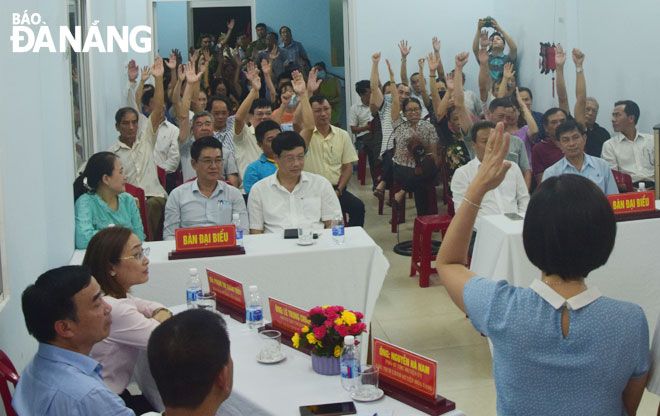 Các đại biểu thống nhất 100% giới thiệu Chủ tịch UBND thành phố Lê Trung Chinh ứng cử đại biểu HĐND thành phố khóa X nhiệm kỳ 2021-2026. Ảnh: T. HUY	