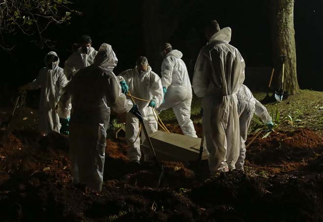 Chôn cất nạn nhân Covid tại Sao Paulo, Brazil, ngày 31-3-2021. Ảnh: AFP/Getty Images