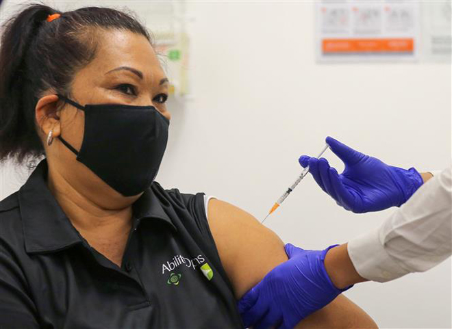 Tiêm vaccine ngừa Covid-19 cho người dân tại Sydney, Australia, ngày 21-2-2021. Ảnh: AFP/ TTXVN