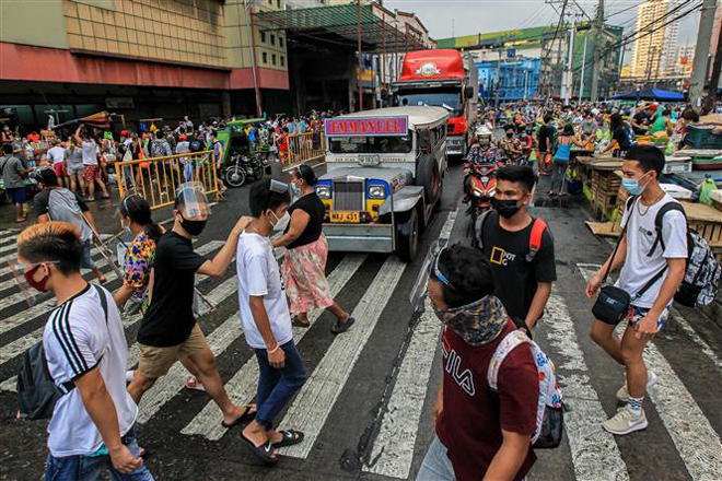 Người dân đeo khẩu trang phòng lây nhiễm Covid-19 tại Manila, Philippines, ngày 20-3-2021. Ảnh: THX/ TTXVN