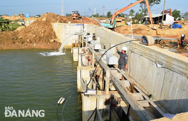 The highest salinity level recorded at the Cau Do water plant on April 6 reached 5,077mg / l, 17 times higher than the allowed limits.