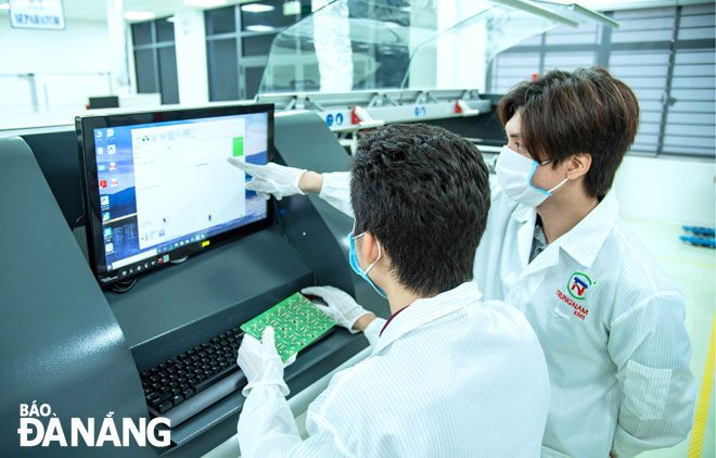 The production scene captured at a high-tech incubation factory in the Da Nang Hi-Tech Park