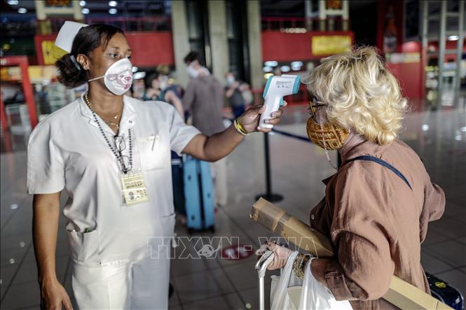 Nhân viên y tế Cuba kiểm tra thân nhiệt du khách nhằm ngăn ngừa dịch Covid-19 lây lan, tại một nhà khách ở Havana, Cuba, ngày 3-7-2020. Ảnh: AFP/TTXVN