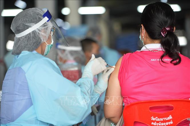 Nhân viên y tế tiêm vaccine phòng Covid-19 cho người dân tại Bangkok, Thái Lan. Ảnh: THX/TTXVN