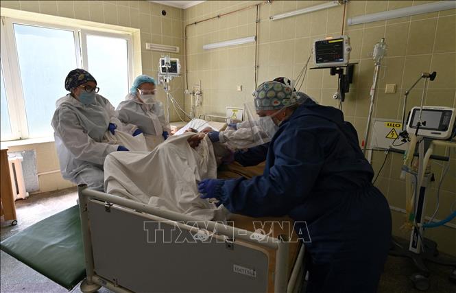 Nhân viên y tế điều trị cho bệnh nhân Covid-19 tại một bệnh viện ở Lviv, Ukraine. Ảnh: THX/TTXVN