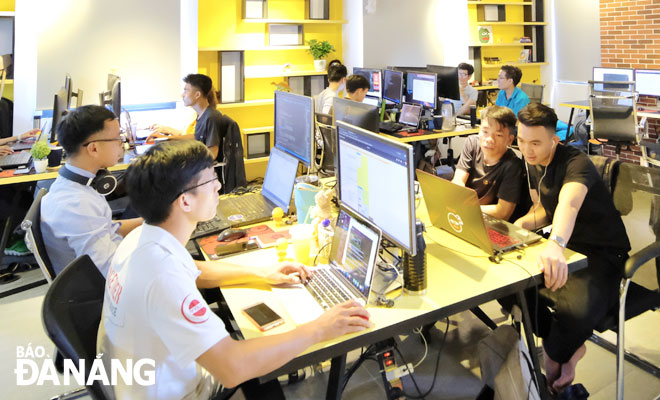 Sự có mặt của các công ty phần mềm nước ngoài góp phần tăng chất lượng nguồn nhân lực Đà Nẵng.  Trong ảnh: Người lao động làm việc tại Công ty MTV Giải pháp CNTT Enouvo. Ảnh: P.LAN	