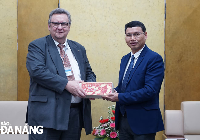 Phó Chủ tịch Thường trực UBND thành phố Hồ Kỳ Minh (phải) tiếp Đại sứ  Phần Lan tại Việt Nam Kari Kahiluoto.  Ảnh: TRUNG NGHĨA	