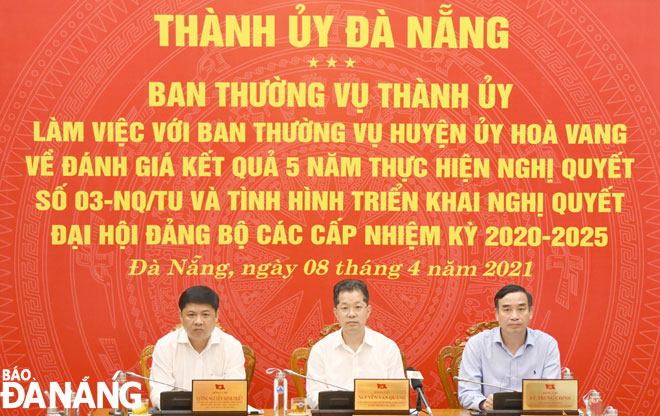 Thường trực Thành ủy chủ trì buổi làm việc với Ban Thường vụ Huyện ủy Hòa Vang. Ảnh: ĐẶNG NỞ	