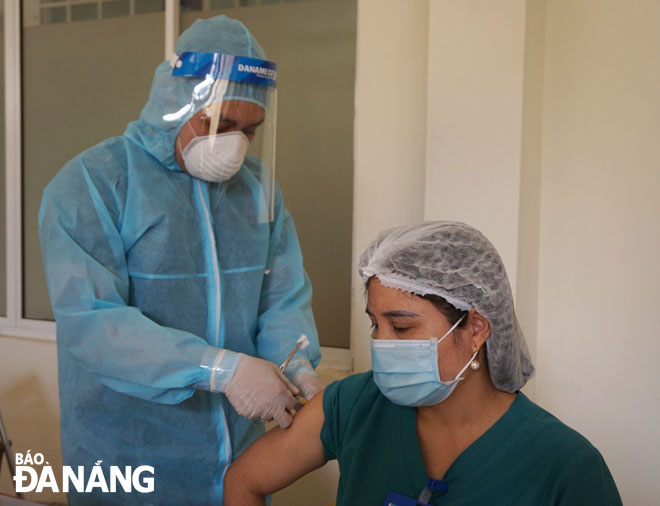 A medical worker from the Da Nang Lung Hospital, the only medical facility in the city where COVID-19 imported cases are being treated, is injected with COVID-19 vaccine on March 12 