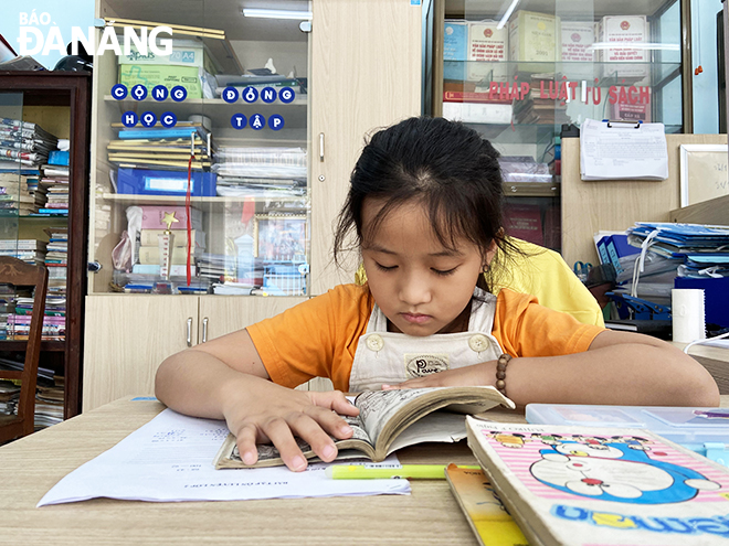 Được đánh giá là phòng đọc sách cấp phường quy mô nhất trên địa bàn thành phố, song đầu sách tại phòng đọc Xuân Hà vẫn ít, trên 80% là sách cũ.Ảnh T.Y