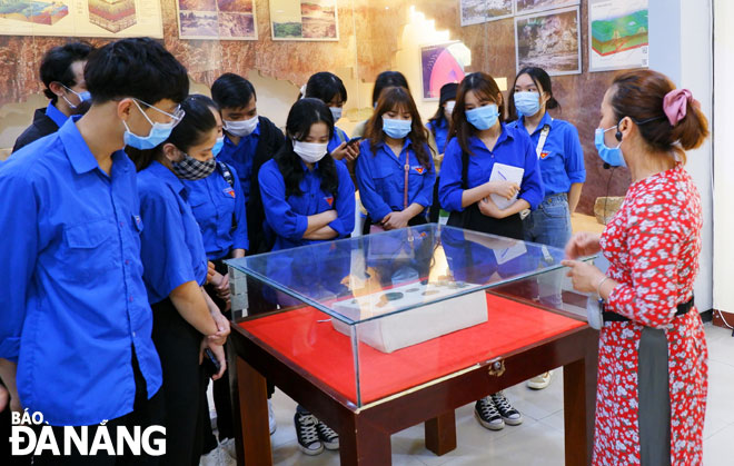 The admission fee waiver creates an opportunity for local museums to promote their images to visitors. Local students are pictured visiting the Museum of Da Nang.