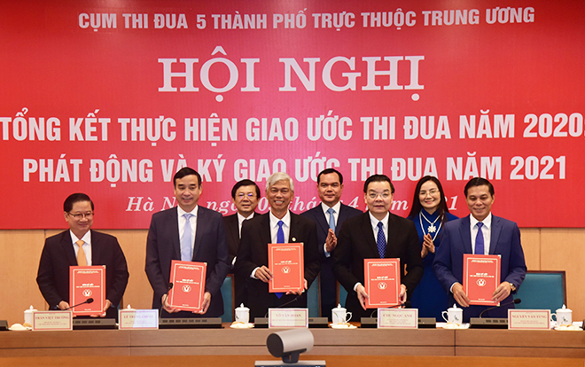 Lãnh đạo 5 thành phố trực thuộc Trung ương ký kết giao ước thi đua năm 2021. Ảnh: CTV