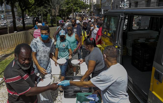 Người vô gia cư nhận bữa ăn miễn phí tại Sao Paulo, Brazil, ngày 23/3/2021. Ảnh: AFP/ TTXVN