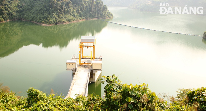 The Quang Nam Province-based hydropower plants, from now to April 15, will discharge water with the largest flow possible at the same time. Here is the water intake gates at the Song Bung 4 hydropower plant