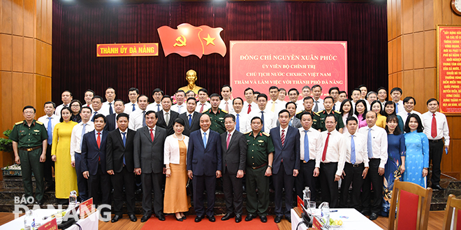Chủ tịch nước Nguyễn Xuân Phúc chụp hình lưu niệm cùng lãnh đạo thành phố Đà Nẵng, tỉnh Quảng Nam và Bộ Tư lệnh Quân khu 5. Ảnh: ĐẶNG NỞ