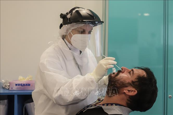 Nhân viên y tế lấy mẫu xét nghiệm COVID-19 cho người dân tại Sao Paulo, Brazil, ngày 7/4/2021. Ảnh: THX/TTXVN