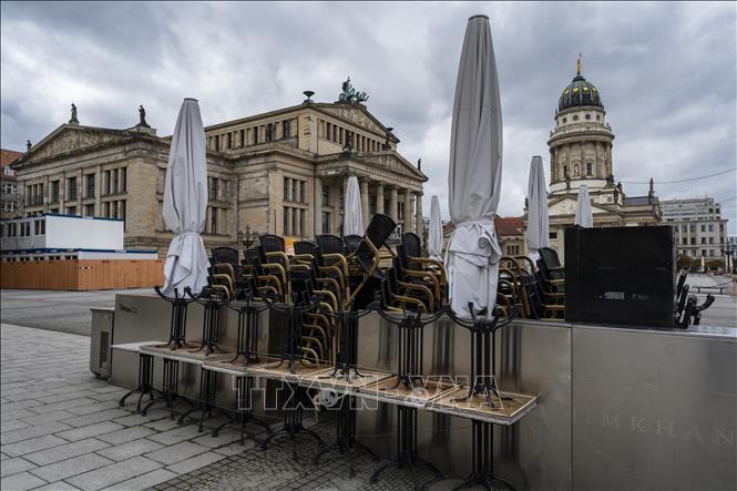 Một quán cà phê đóng cửa để phòng dịch COVID-19 tại Berlin, Đức, ngày 7/4/2021. Ảnh: AFP/TTXVN