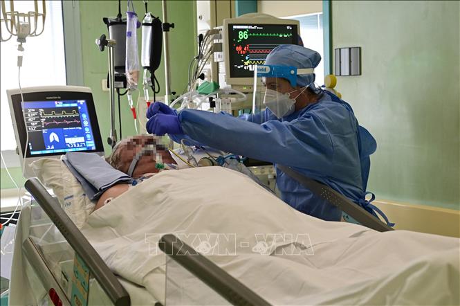 Nhân viên y tế chăm sóc bệnh nhân COVID-19 tại bệnh viện ở Seriate, Bergamo, Italy, ngày 12/3/2021. Ảnh: AFP/TTXVN