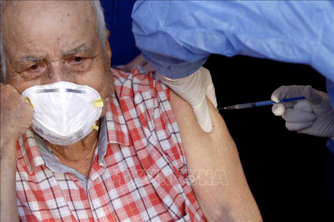 Tiêm vaccine ngừa COVID-19 cho người dân tại Zapopan, bang Jalisco, Mexico, ngày 6/4/2021. Ảnh: AFP/TTXVN