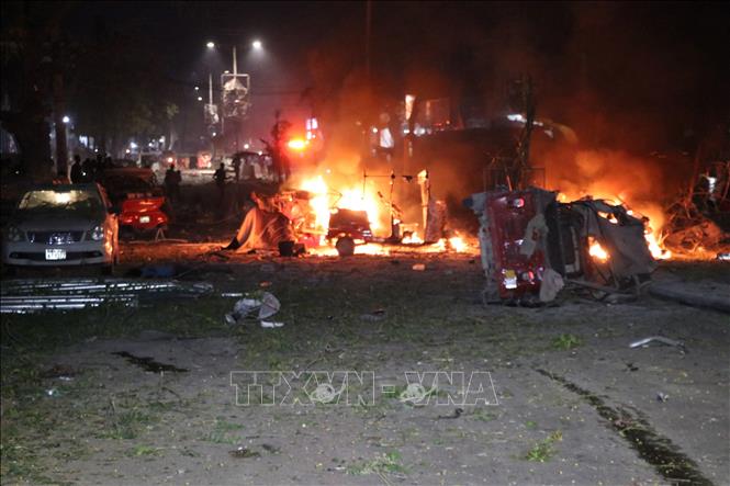 Xe ô tô bị đốt cháy trong một vụ đánh bom ở Mogadishu, Somalia. Ảnh tư liệu: AFP/TTXVN