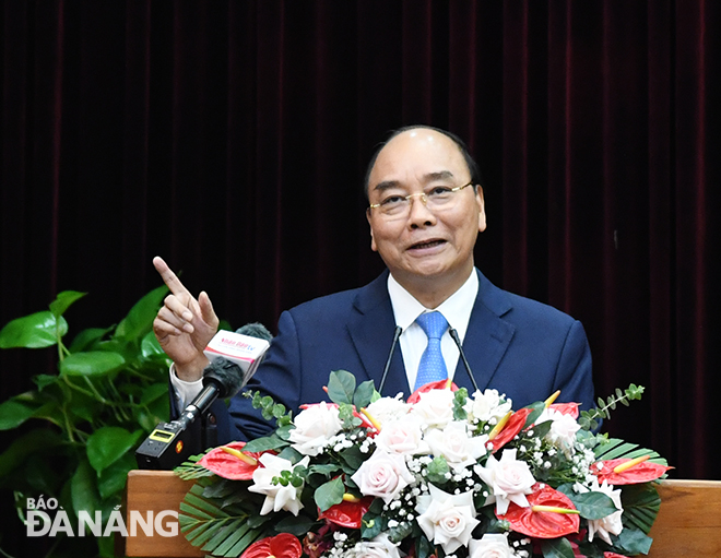 State President Nguyen Xuan Phuc addressing the working session with the Da Nang and Quang Nam leaders