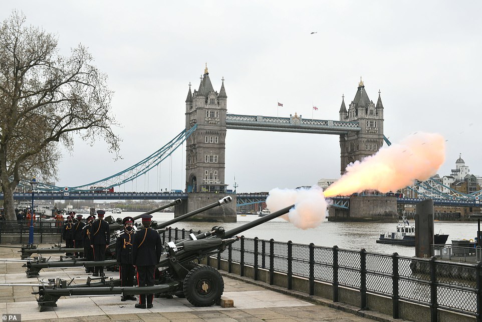 Các thành viên của Đại đội Pháo binh Danh dự khai hỏa loạt đại bác từ Cầu Tháp London tưởng nhớ Hoàng thân Philip sau khi ông qua đời ở tuổi 99 . Ảnh: PA