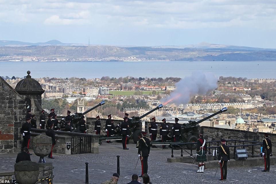 Các thành viên của Trung đoàn 105 Pháo binh Hoàng gia khai hoả loạt pháo 41 phát từ Lâu đài Edinburgh, trên đỉnh Castle Rock, Scotland. Ảnh: PA