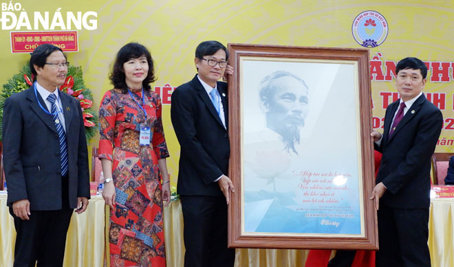 Lãnh đạo Liên minh Hợp tác xã Việt Nam (bìa phải) tặng ảnh chân dung Bác Hồ cho Liên minh Hợp tác thành phố Đà Nẵng. (Ảnh chụp ngày 3-11-2020) 						    Ảnh: HOÀNG HIỆP