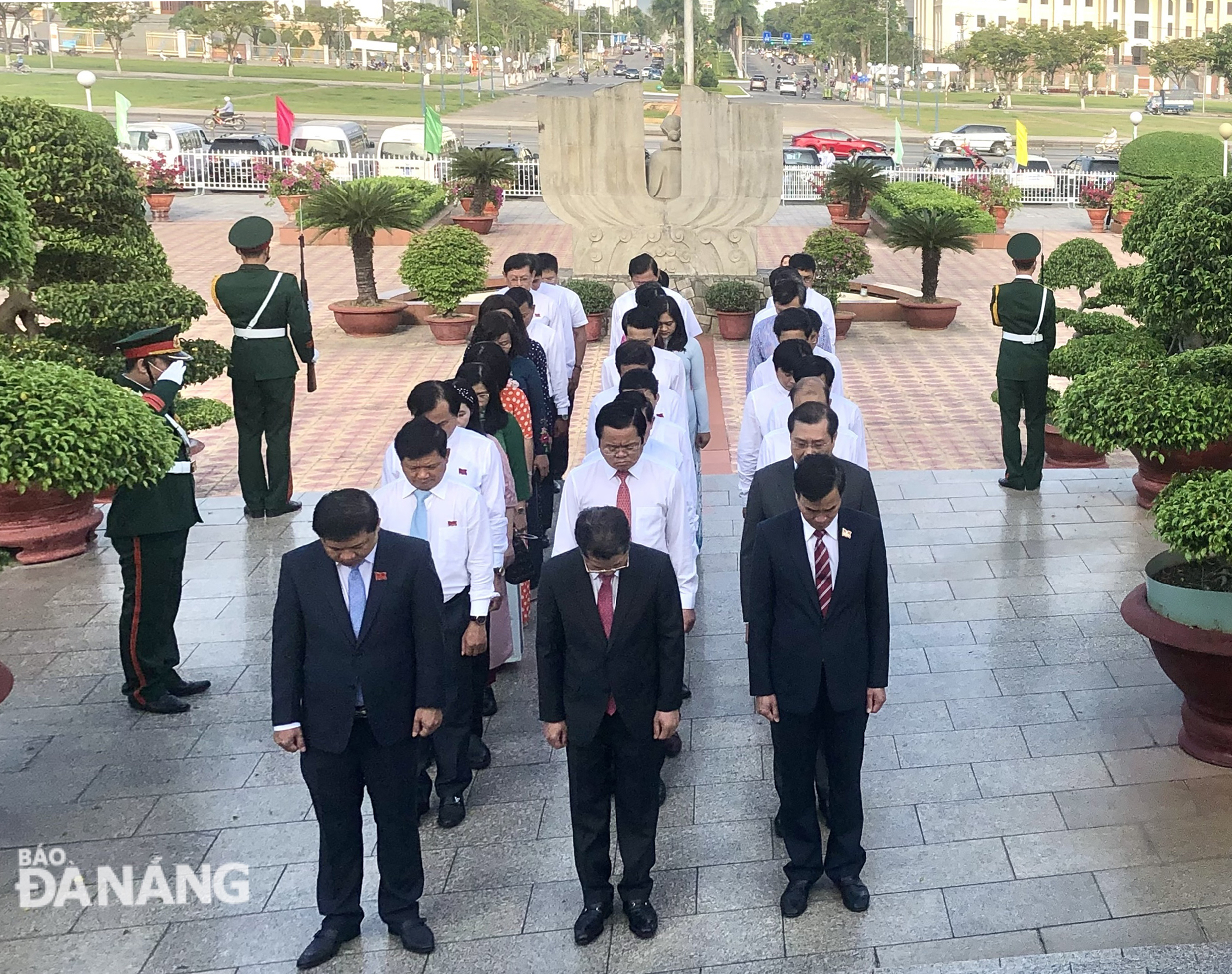 Lãnh đạo thành phố dành phút mặc niệm tưởng nhớ công lao các anh hùng, liệt sĩ tại Đài Tưởng niệm thành phố. Ảnh: NGUYỄN QUANG