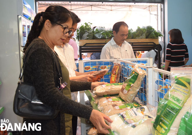 Da Nang locals are seen admiring OCOP products on display at the Hoa Phong No 1 Agricultural Production Service Cooperative, Cam Toai Trung Village, Hoa Phong Commune, Hoa Vang District.