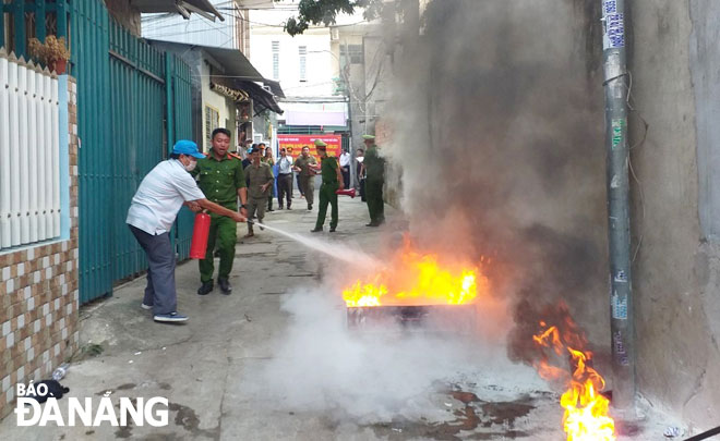 Fire-fighting and rescue practice was held in a residential area in Tan Chinh Ward, Thanh Khe District on March 27