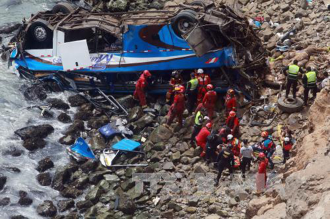 Hiện trường một vụ tai nạn lật xe buýt tại Peru. Ảnh tư liệu: THX/TTXVN