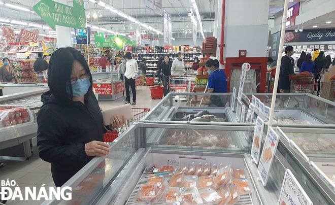 Việc cung ứng thực phẩm đông lạnh nhập khẩu thời gian qua góp phần giữ ổn định thị trường.  Trong ảnh: Người dân mua thực phẩm tại siêu thị Big C Đà Nẵng.  Ảnh: KHÁNH HÒA